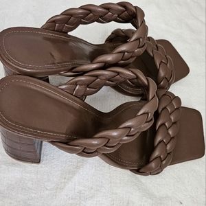 I am selling them because I do not use them, I only used them once they are almo